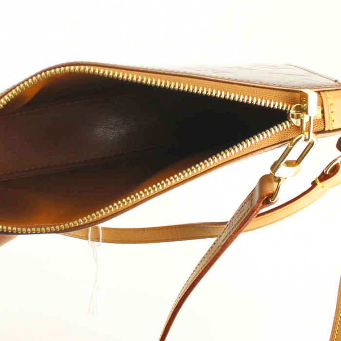 Pochette Louis Vuitton in pelle verniciata monogram marrone - Detail D3