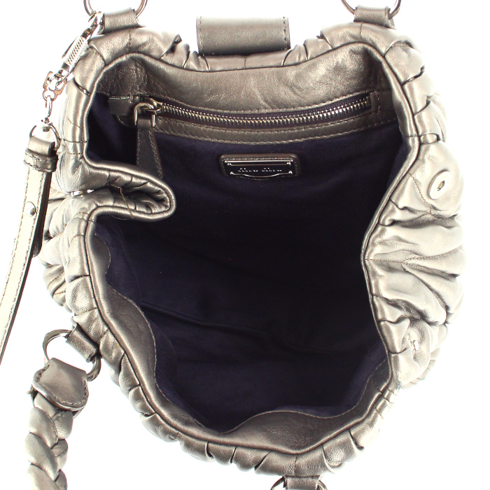 Sac à main Miu Miu en cuir matelassé gris métallisé - Detail D3