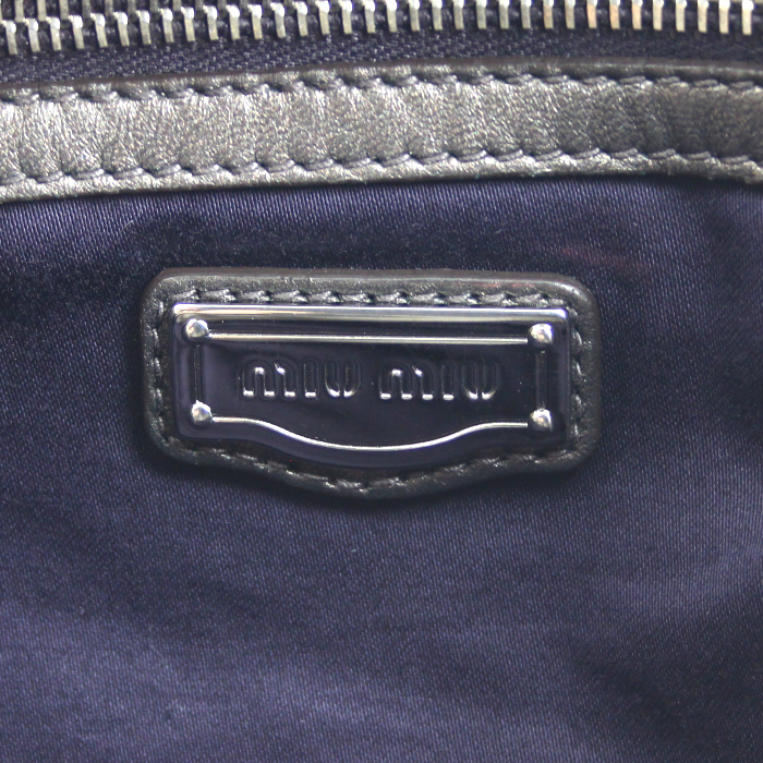 Sac à main Miu Miu en cuir matelassé gris métallisé - Detail D4