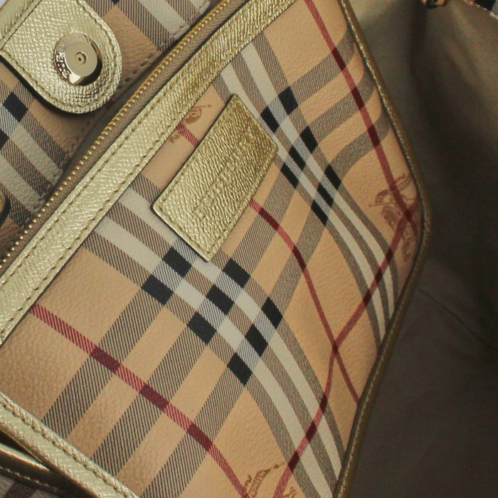 Burberry bolso de mano en lona revestida Haymarket beige y cuero dorado - Detail D3