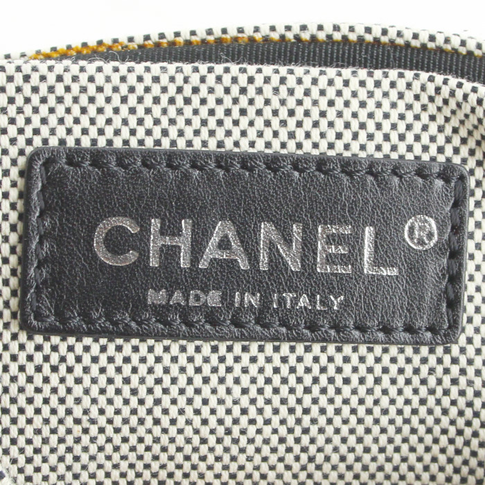 Sac à main petit modèle en toile grise et cuir vernis blanc-cassé - Detail D3