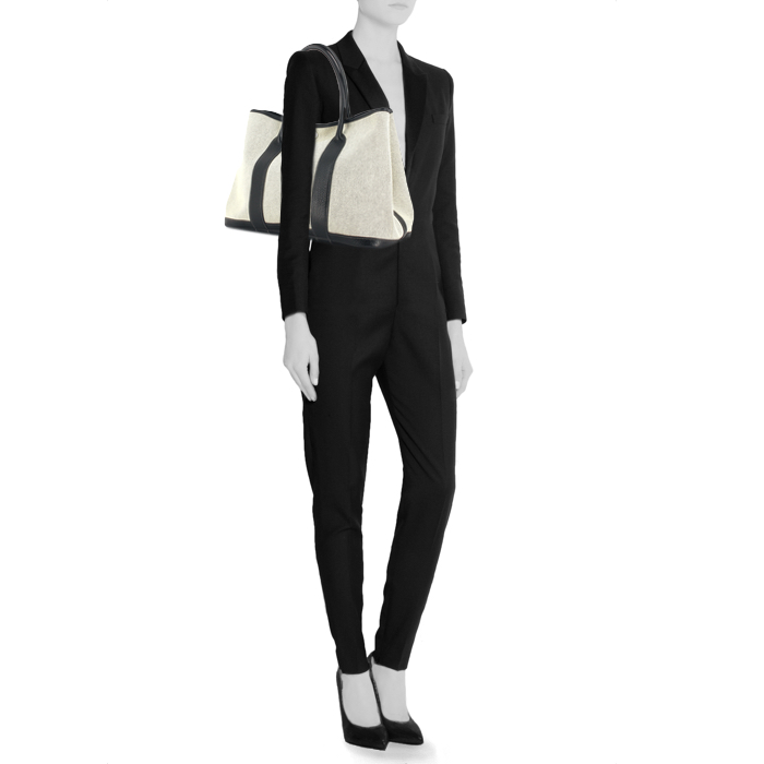 Hermes bolso de mano Garden en lona gris y cuero negro - Detail D1