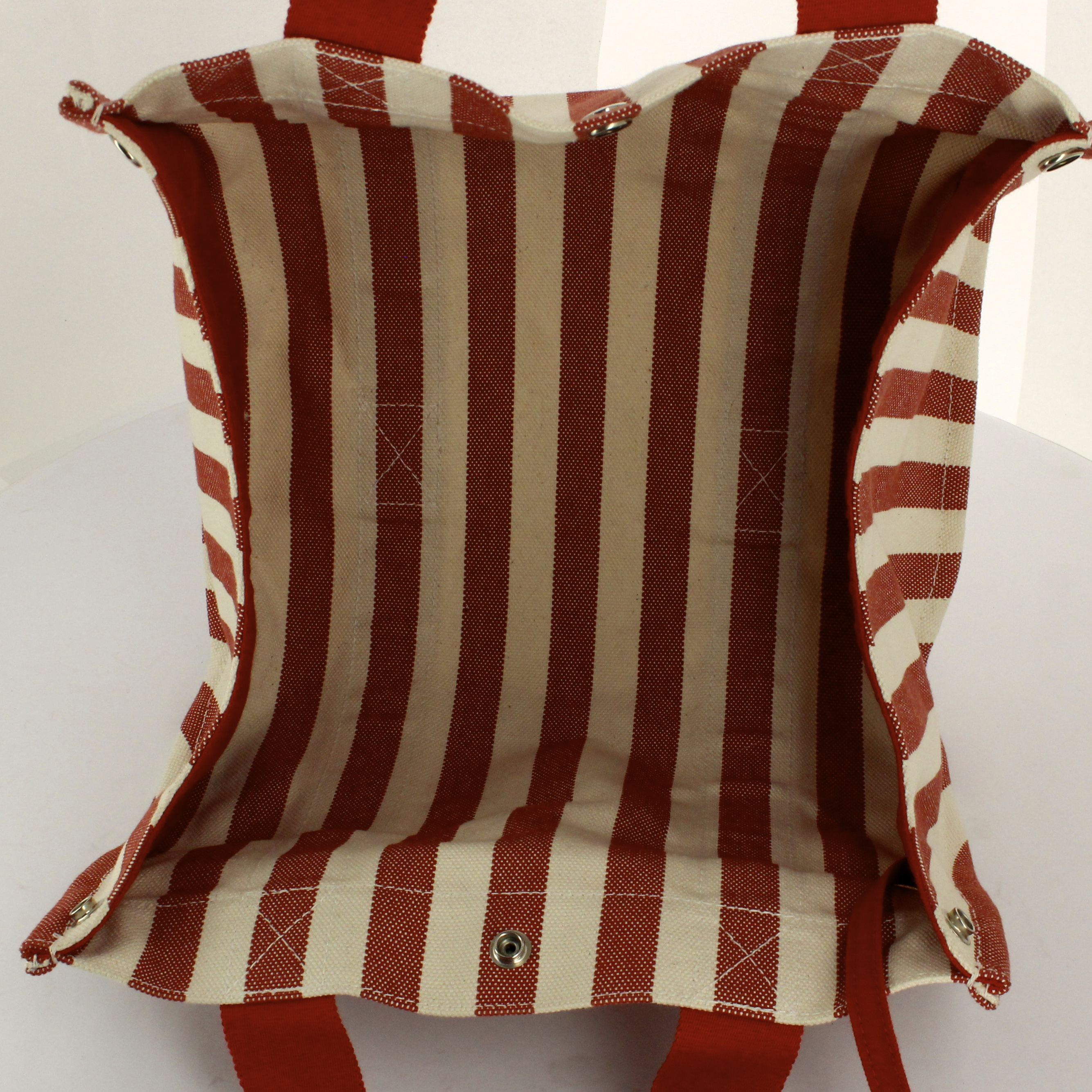 Hermes Cannes shopping bag in beige and red printed patern canvas - Detail D2