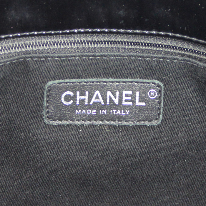 Chanel bolso Cabás Chanel Other Bag en charol acolchado negro - Detail D3