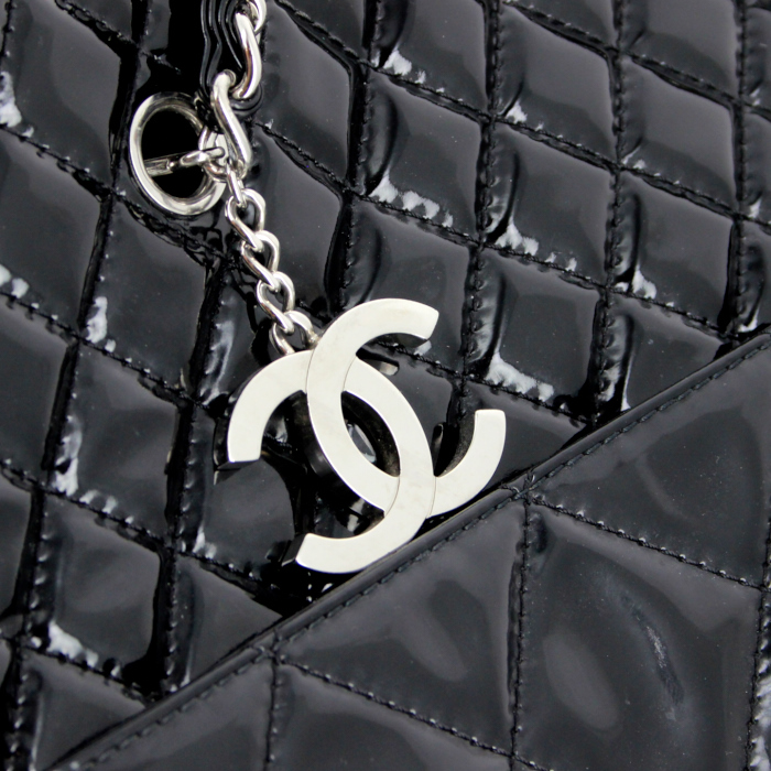 Chanel bolso Cabás Chanel Other Bag en charol acolchado negro - Detail D4