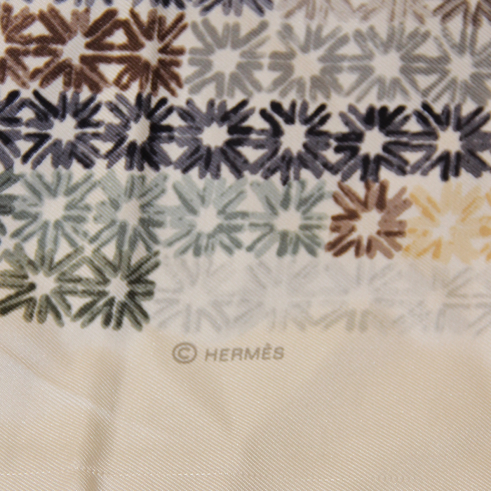 Hermes pañoleta cuadrada Carre Hermes en sarga de seda beige - Detail D2