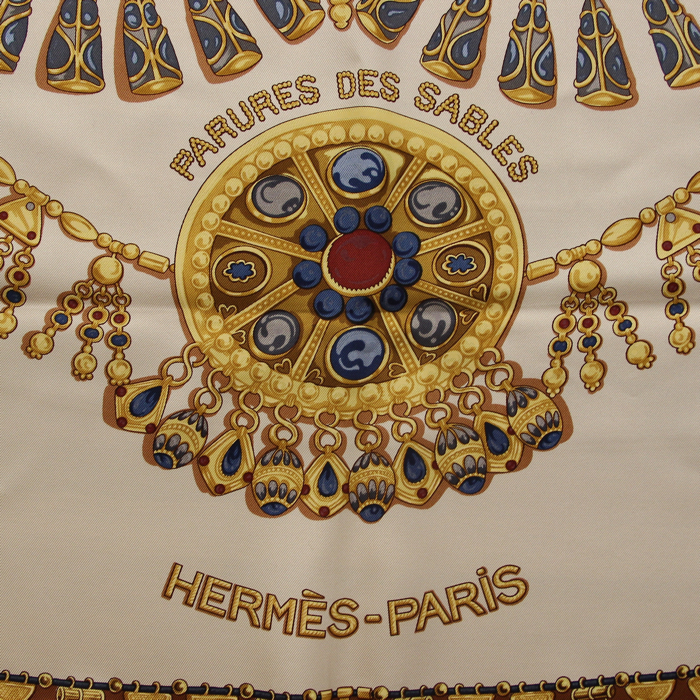 Hermes carré scarf in brown and beige silk - Detail D1