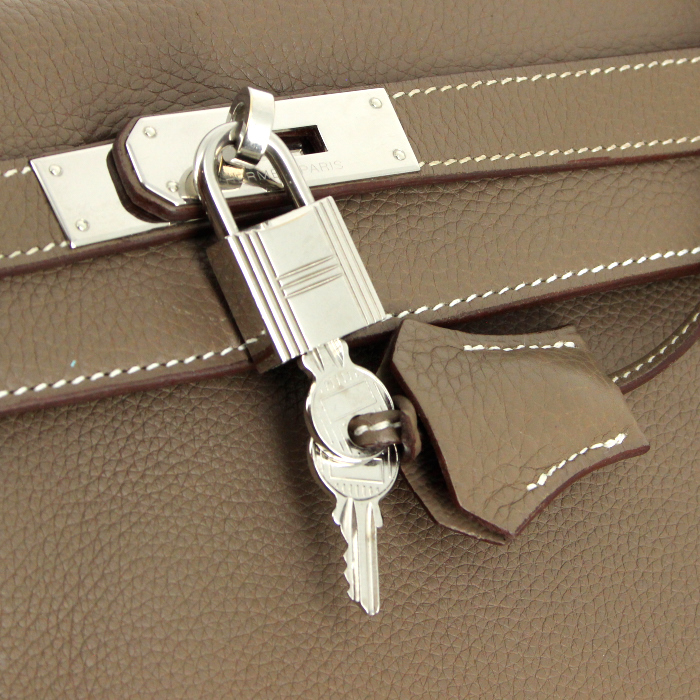 Hermes bolso de mano Kelly 32 cm en cuero taurillon clémence marrón etoupe - Detail D5