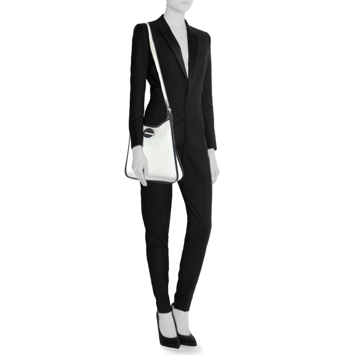 Hermes Vespa shoulder bag in white togo leather and black piping - Detail D1