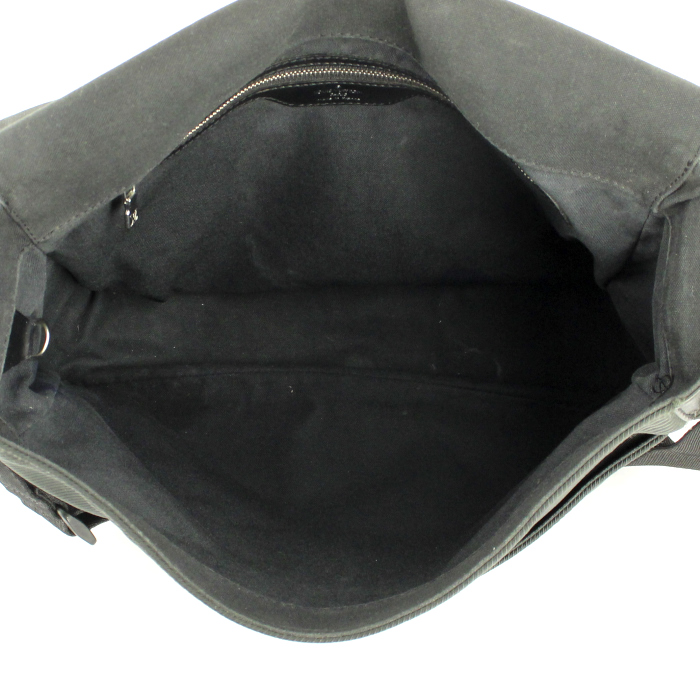 Sac besace Louis Vuitton en cuir taiga gris anthracite et toile noire - Detail D2