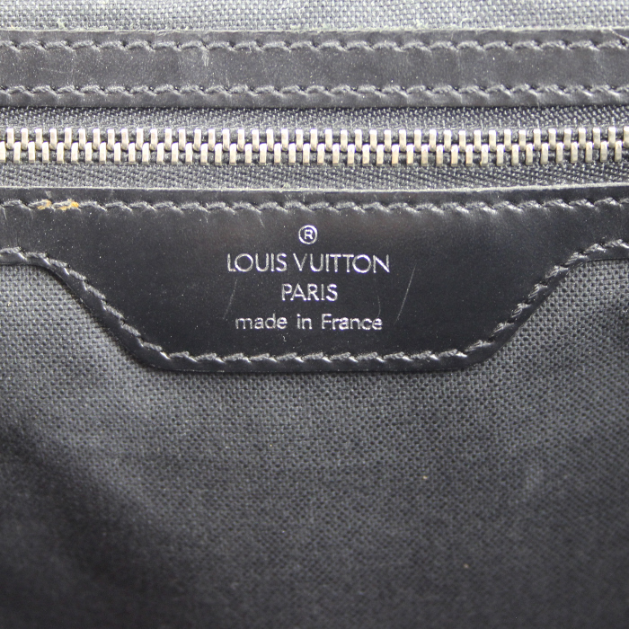 Sac besace Louis Vuitton en cuir taiga gris anthracite et toile noire - Detail D3