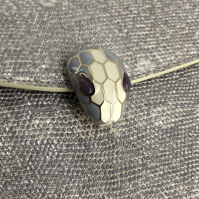 Bolso/bolsito Bulgari Serpenti en piel de pitón gris plateado - Detail D5