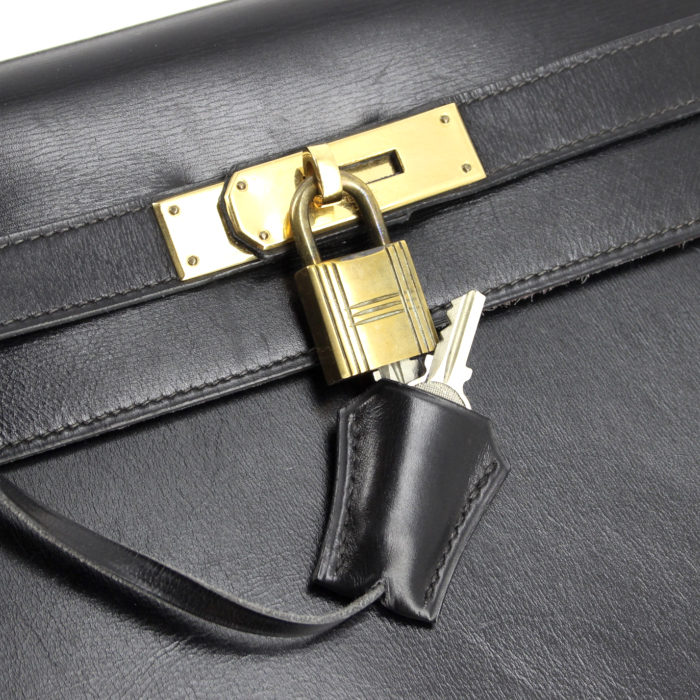 Bolso de mano Hermes Kelly 32 cm en cuero box negro - Detail D4