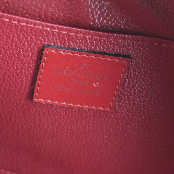 Pochette Louis Vuitton en cuir épi rouge - Detail D3