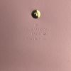 Bolso de mano Louis Vuitton Mott en charol Monogram rosa y cuero natural - Detail D4 thumbnail