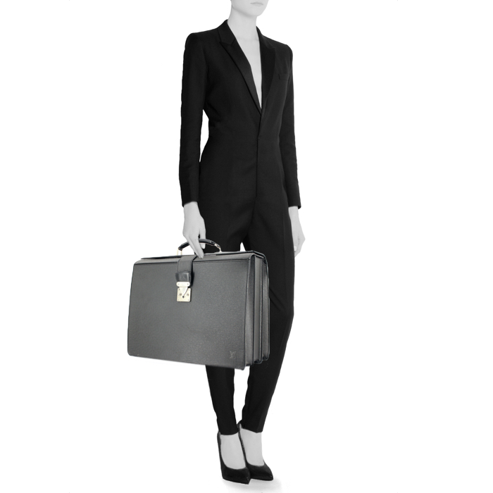 Louis Vuitton briefcase in black taiga leather - Detail D1