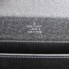 Porte-documents Louis Vuitton en cuir taiga noir - Detail D3 thumbnail