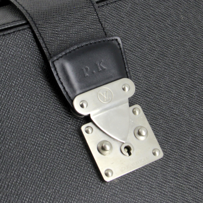 Louis Vuitton briefcase in black taiga leather - Detail D4
