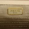 Sac à main Prada Bauletto en cuir saffiano beige - Detail D3 thumbnail