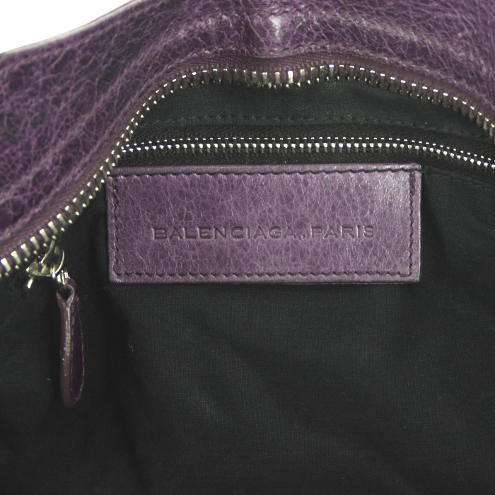 Sac à main Balenciaga Classic City en cuir violet - Detail D5