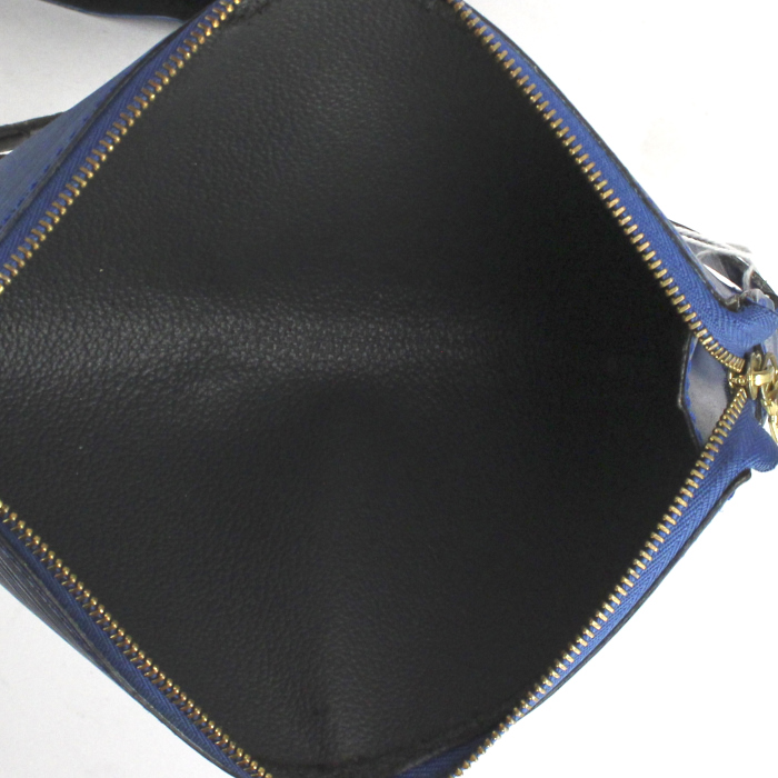 Louis Vuitton Sac d'épaule handbag in blue and black epi leather - Detail D4