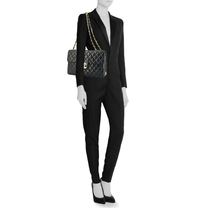 Chanel bolso de mano Timeless Maxi Jumbo en cuero acolchado negro - Detail D1