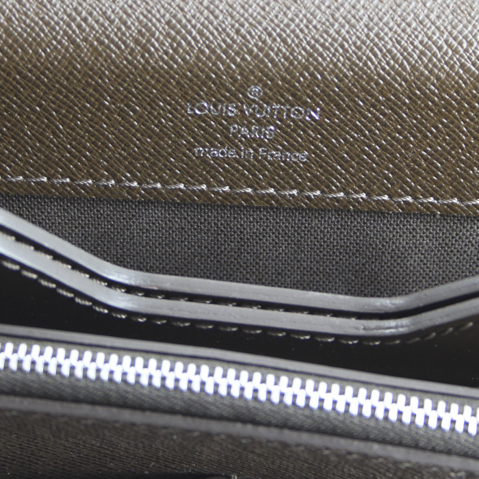 Porte-documents Louis Vuitton en cuir taiga marron - Detail D3