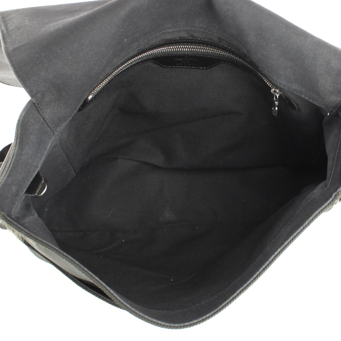 Sac besace Louis Vuitton en cuir taiga gris anthracite et toile noire - Detail D2