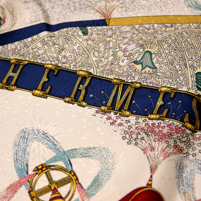 Hermes Carre Hermes scarf in red and white twill silk - Detail D3