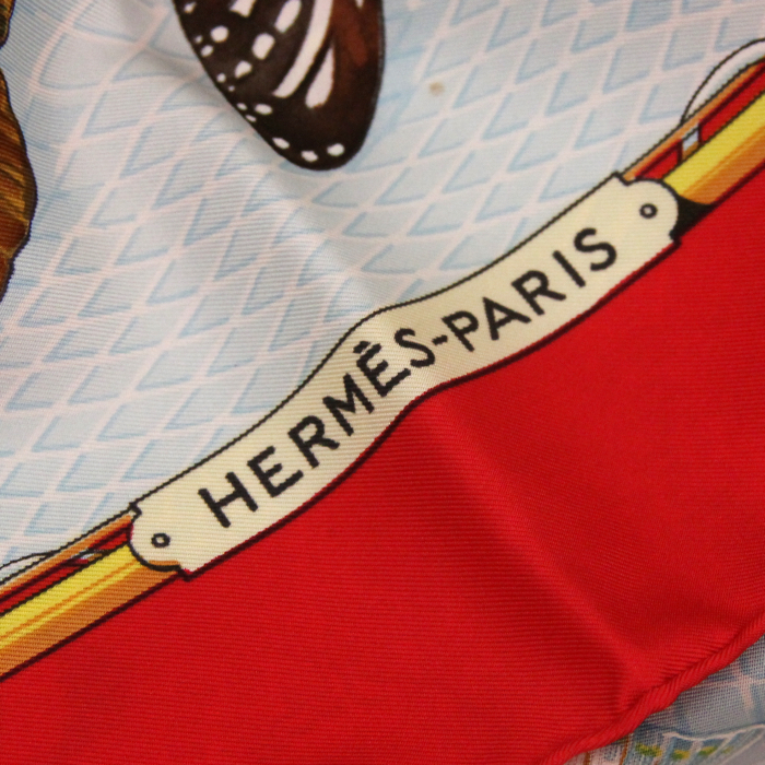 Carré foulard Hermes Carre Hermes en soie multicolore rouge et blanche - Detail D4