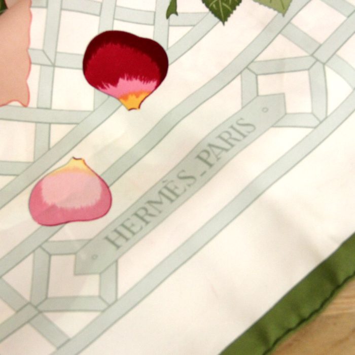 Hermes Carre scarf Roseraie in beige and pink twill silk - Detail D3