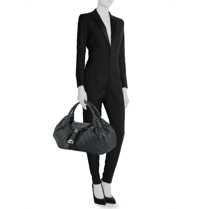 Fendi Spy handbag in black grained leather - Detail D1