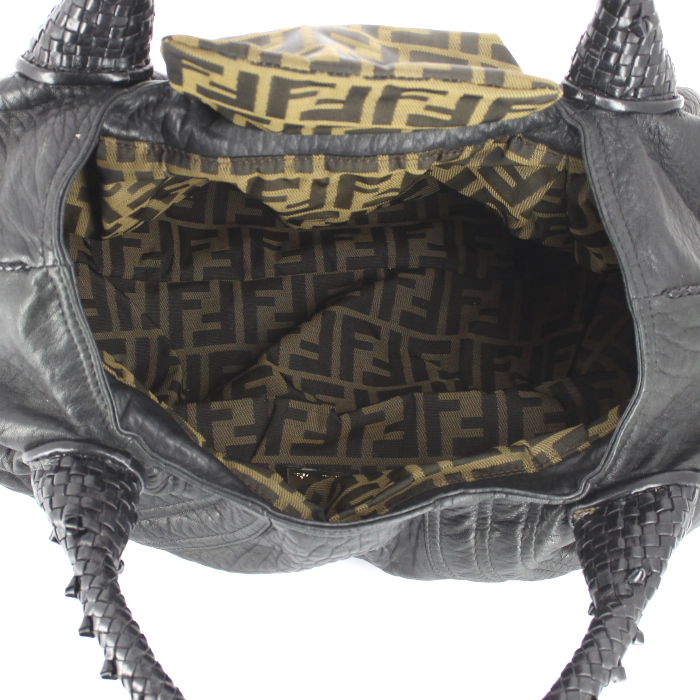 Fendi Spy handbag in black grained leather - Detail D2