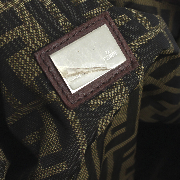 Fendi Spy handbag in brown grained leather - Detail D3