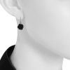Paire de pendants d'oreilles Chanel Camelia petit modèle en or blanc,  onyx et diamants - Detail D1 thumbnail