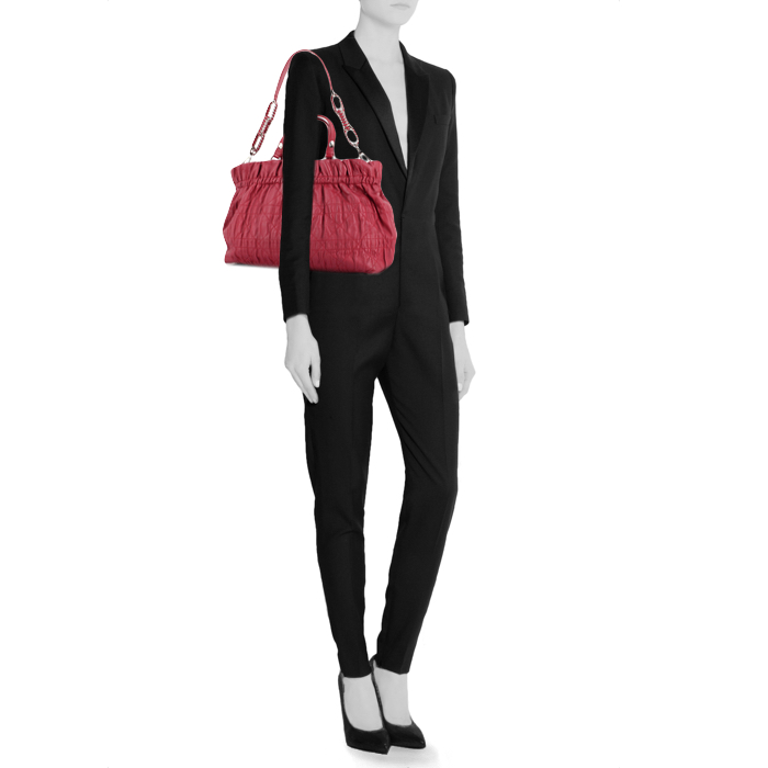 Sac à main Dior Délices en cuir rose-fushia - Detail D2