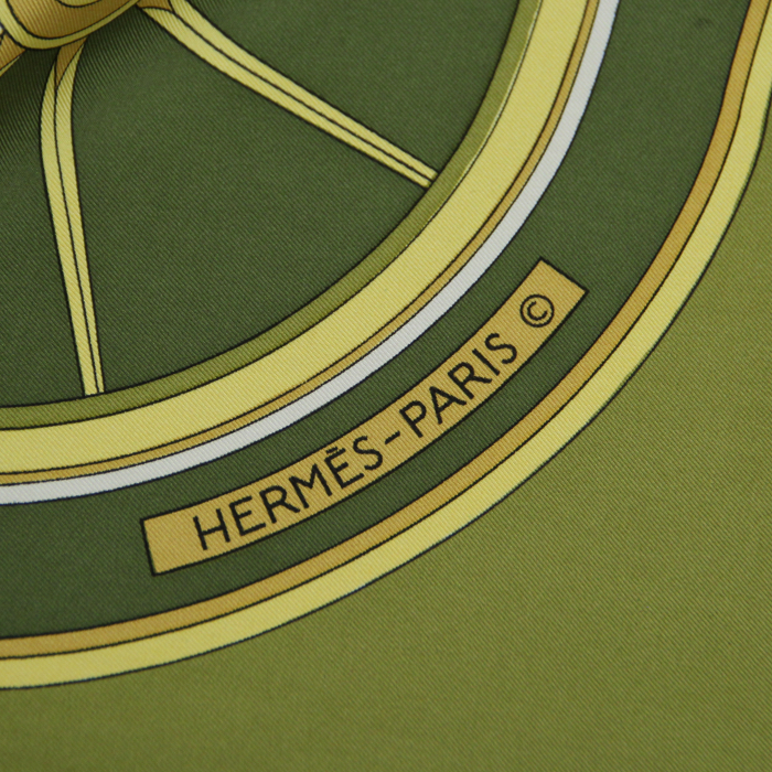 Hermes pañoleta cuadrada Carre Hermes en sarga de seda verde y beige - Detail D2