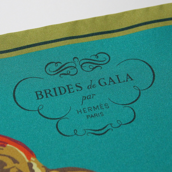 Maxi-twilly Hermes Brides de Gala en twill de soie multicolore vert rouge et doré - Detail D1