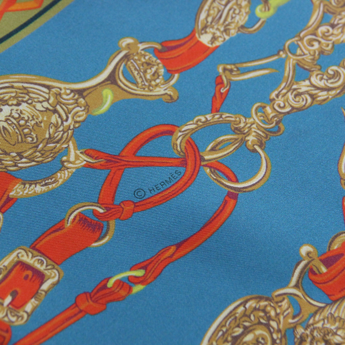 Maxi-twilly Hermes Brides de Gala en twill de soie multicolore vert rouge et doré - Detail D2