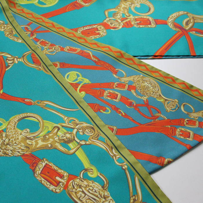 Maxi-twilly Hermes Brides de Gala en twill de soie multicolore vert rouge et doré - Detail D3