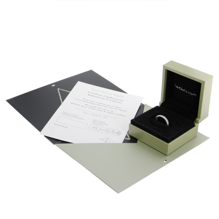 Van Cleef
Arpels ring in platinium and diamonds - Detail D2