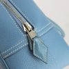 Bolso de mano Hermes Plume en cuero Fjord azul - Detail D4 thumbnail