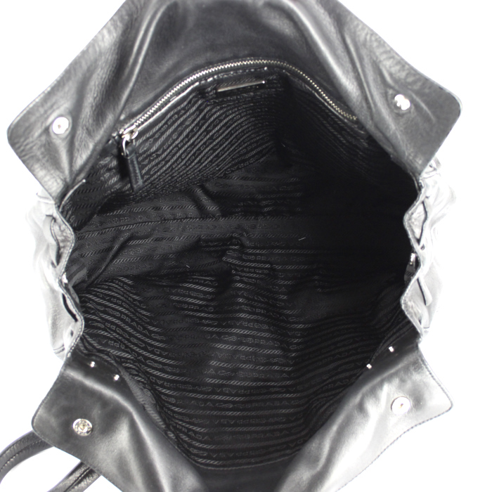 Sac à main Prada en cuir noir - Detail D2