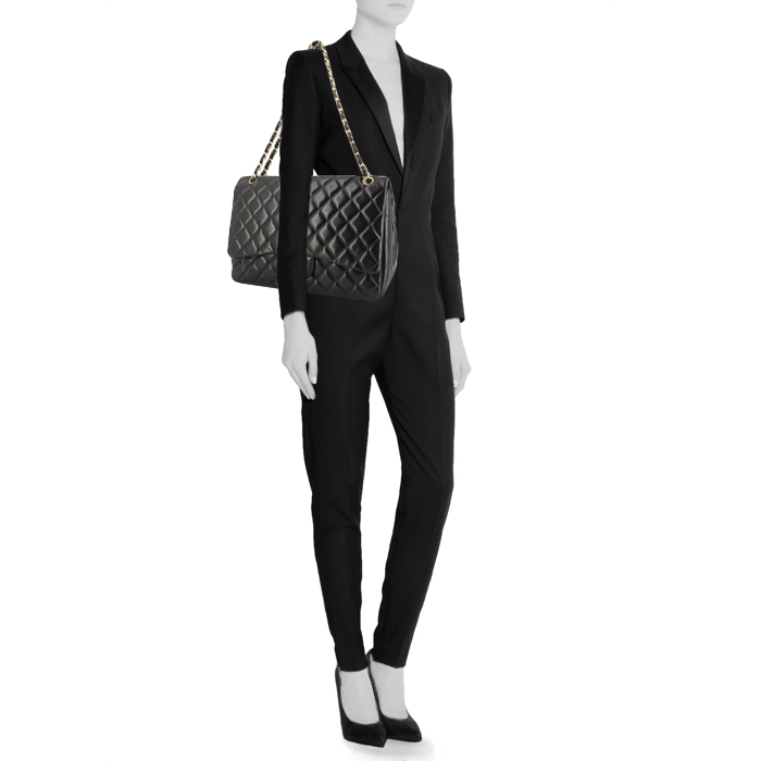 Chanel Timeless Maxi Jumbo handbag in black quilted leather - Detail D1