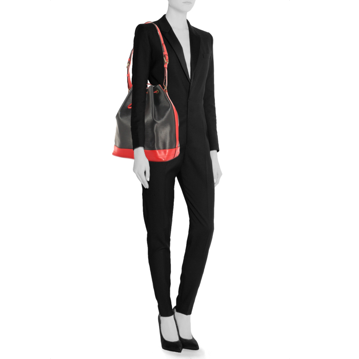 Sac besace Louis Vuitton Grand Noé grand modèle en cuir épi noir et rouge - Detail D1