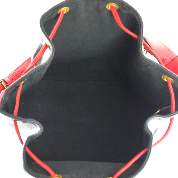 Borsa bisaccia Louis Vuitton Grand Noé modello grande in pelle Epi nera e rossa - Detail D2