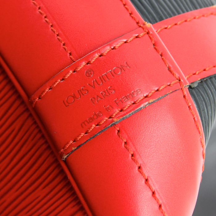 Bolso zurrón Louis Vuitton Grand Noé modelo grande en cuero Epi negro y rojo - Detail D3