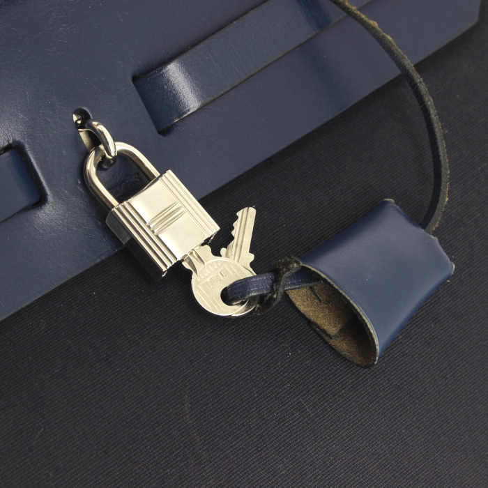 Hermes Herbag handbag in dark blue canvas and dark blue leather - Detail D5