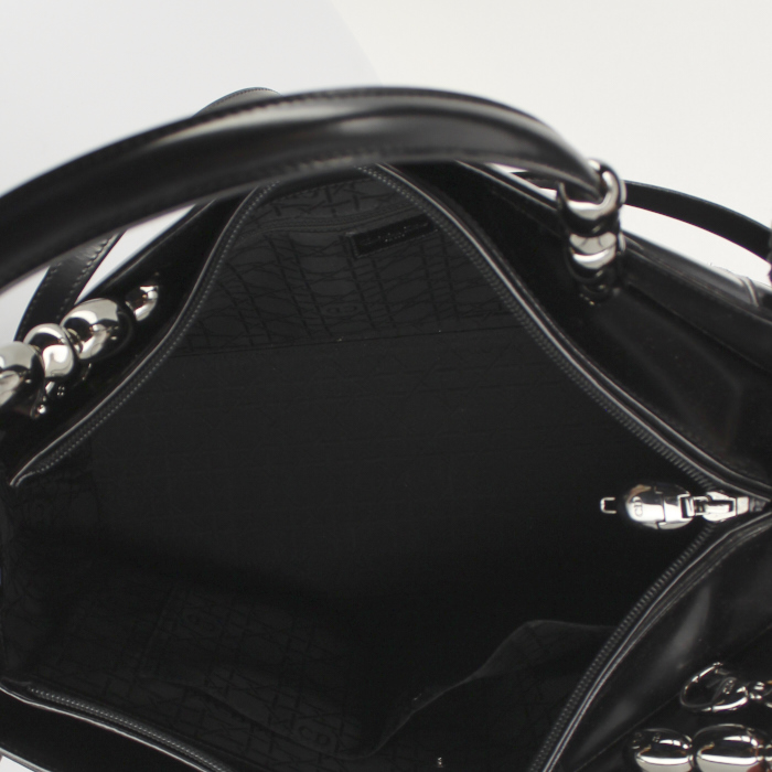 Handbag in black patent leather - Detail D3