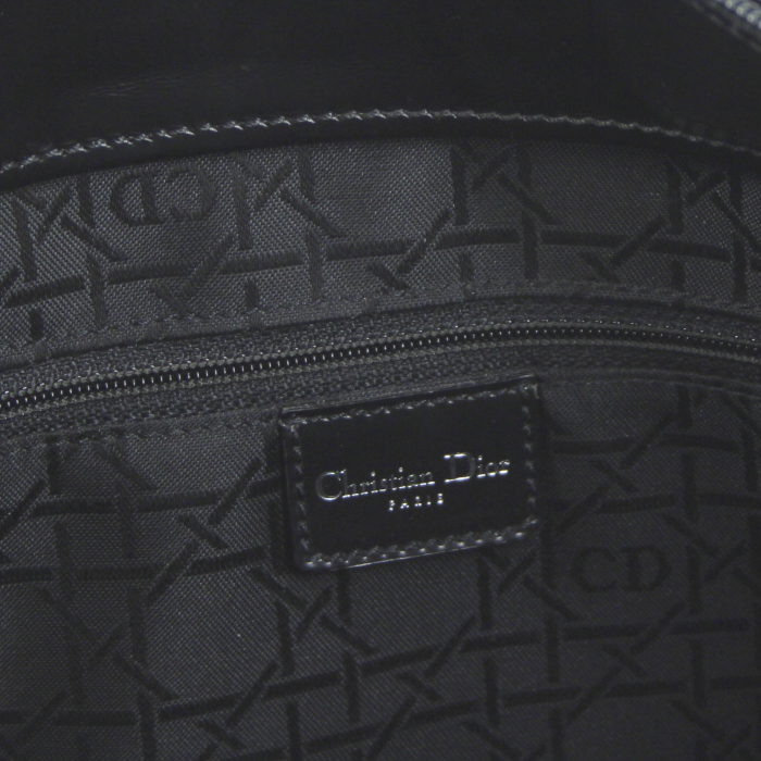 Handbag in black patent leather - Detail D4